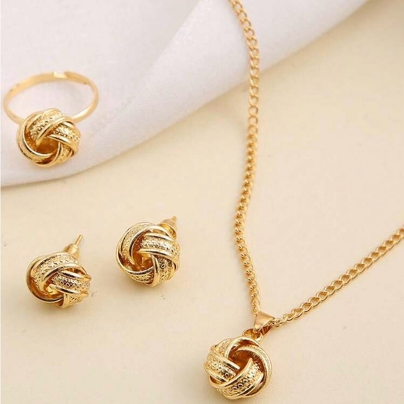 Jewelry 3 set necklace, stud earrings, and a ring size 8 gold plated knot design - Picture 3 of 4